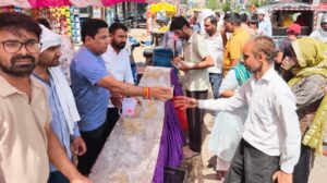 नारनौल। रेवाड़ी रोड पर छबील लगाते समिति अध्यक्ष सिकंदर गहली व अन्य