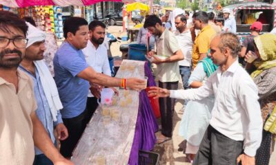 नारनौल। रेवाड़ी रोड पर छबील लगाते समिति अध्यक्ष सिकंदर गहली व अन्य