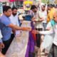 नारनौल। रेवाड़ी रोड पर छबील लगाते समिति अध्यक्ष सिकंदर गहली व अन्य