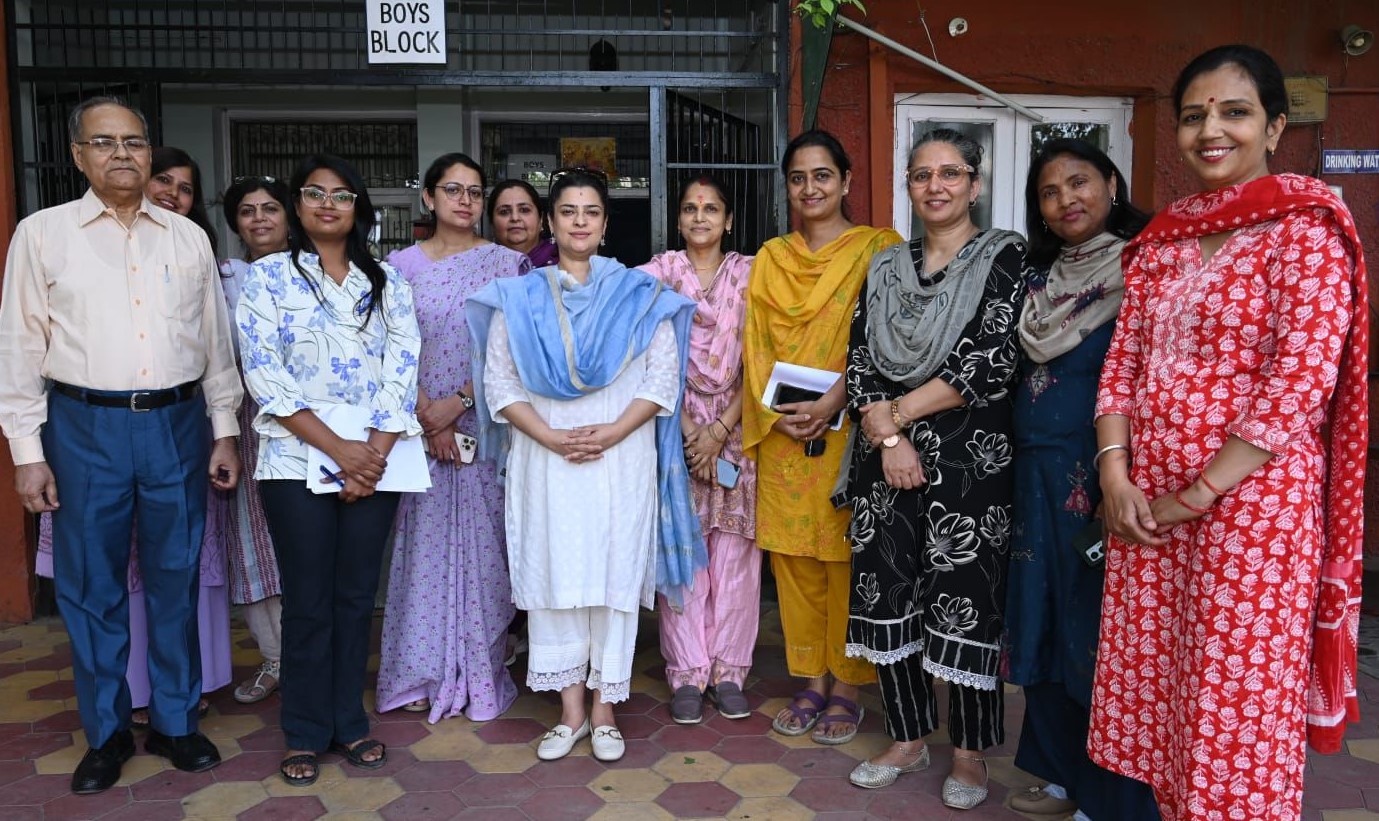 औचक निरीक्षण के दौरान केंद्रों की व्यवस्थाओं का निरीक्षण करतीं और अधिकारियों से जानकारी लेतीं मंत्री श्रुति चौधरी।