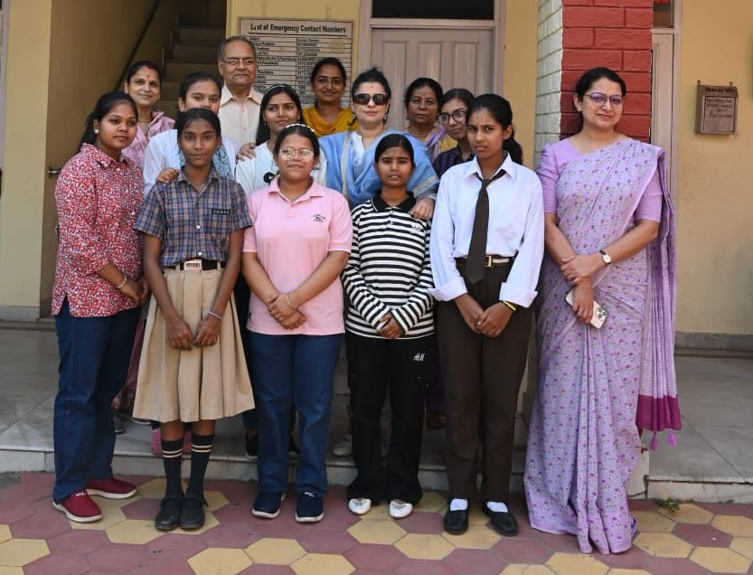 पंचकूला के शिशु निकेतन केंद्र में बच्चों से मुलाकात कर सुविधाओं का फीडबैक लेतीं मंत्री श्रुति चौधरी।