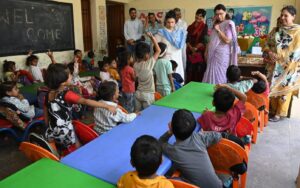 पंचकूला में आंगनवाड़ी केंद्र का निरीक्षण कर बच्चों से संवाद करतीं मंत्री श्रुति चौधरी।