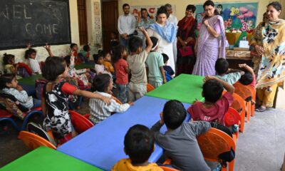 पंचकूला में आंगनवाड़ी केंद्र का निरीक्षण कर बच्चों से संवाद करतीं मंत्री श्रुति चौधरी।