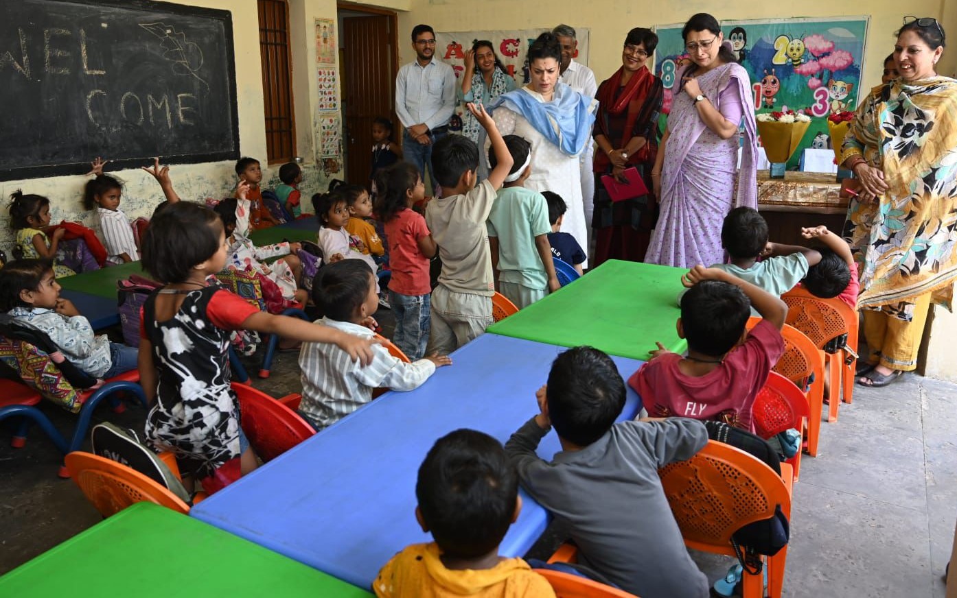 पंचकूला में आंगनवाड़ी केंद्र का निरीक्षण कर बच्चों से संवाद करतीं मंत्री श्रुति चौधरी।