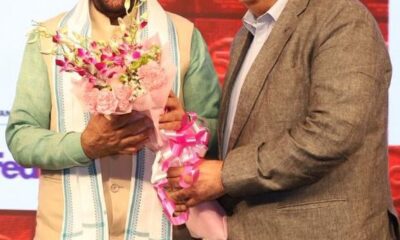 नई दिल्ली में आयोजित कार्यक्रम में मुख्यमंत्री नायब सिंह सैनी का सम्मानपूर्वक स्वागत करते आयोजक।