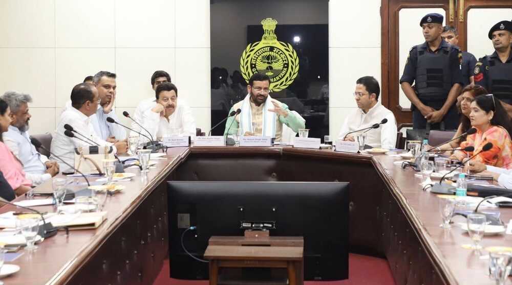 नई दिल्ली स्थित हरियाणा भवन में उद्योग एवं व्यापारिक संगठनों के प्रतिनिधियों के साथ बैठक करते मुख्यमंत्री नायब सिंह सैनी।