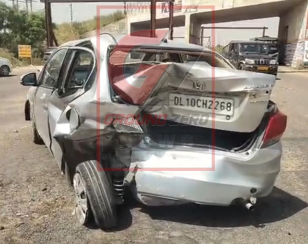 तेज रफ्तार एम्बुलेंस की टक्कर से बुरी तरह क्षतिग्रस्त हुई कार