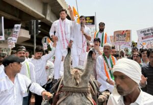 गुरुग्राम में महंगाई और नीट पेपर लीक के विरोध में प्रदर्शन करते कांग्रेस नेता और कार्यकर्ता।
