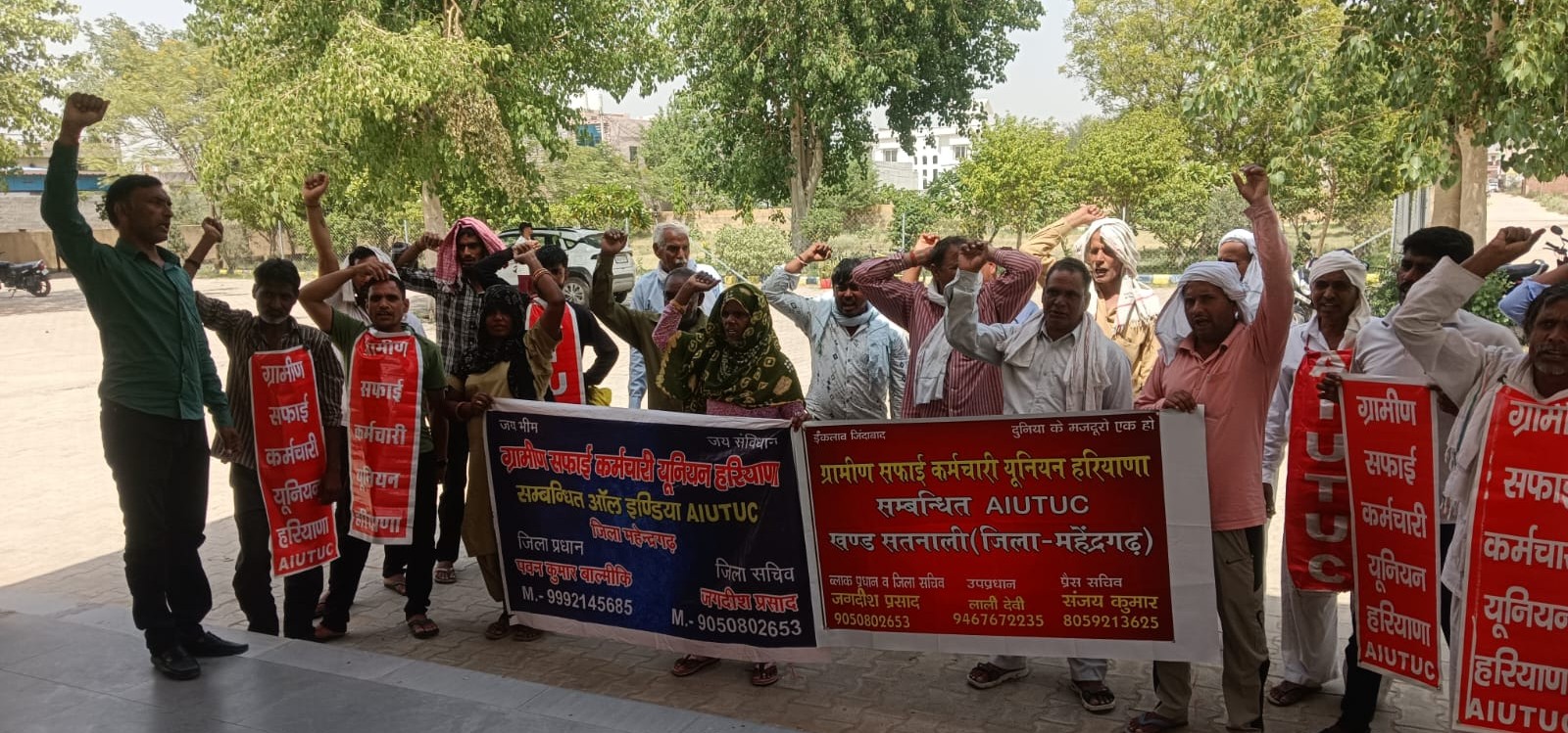सतनाली बीडीपीओ कार्यालय में प्रदर्शन करते ग्रामीण सफाई कर्मचारी यूनियन के सदस्य।