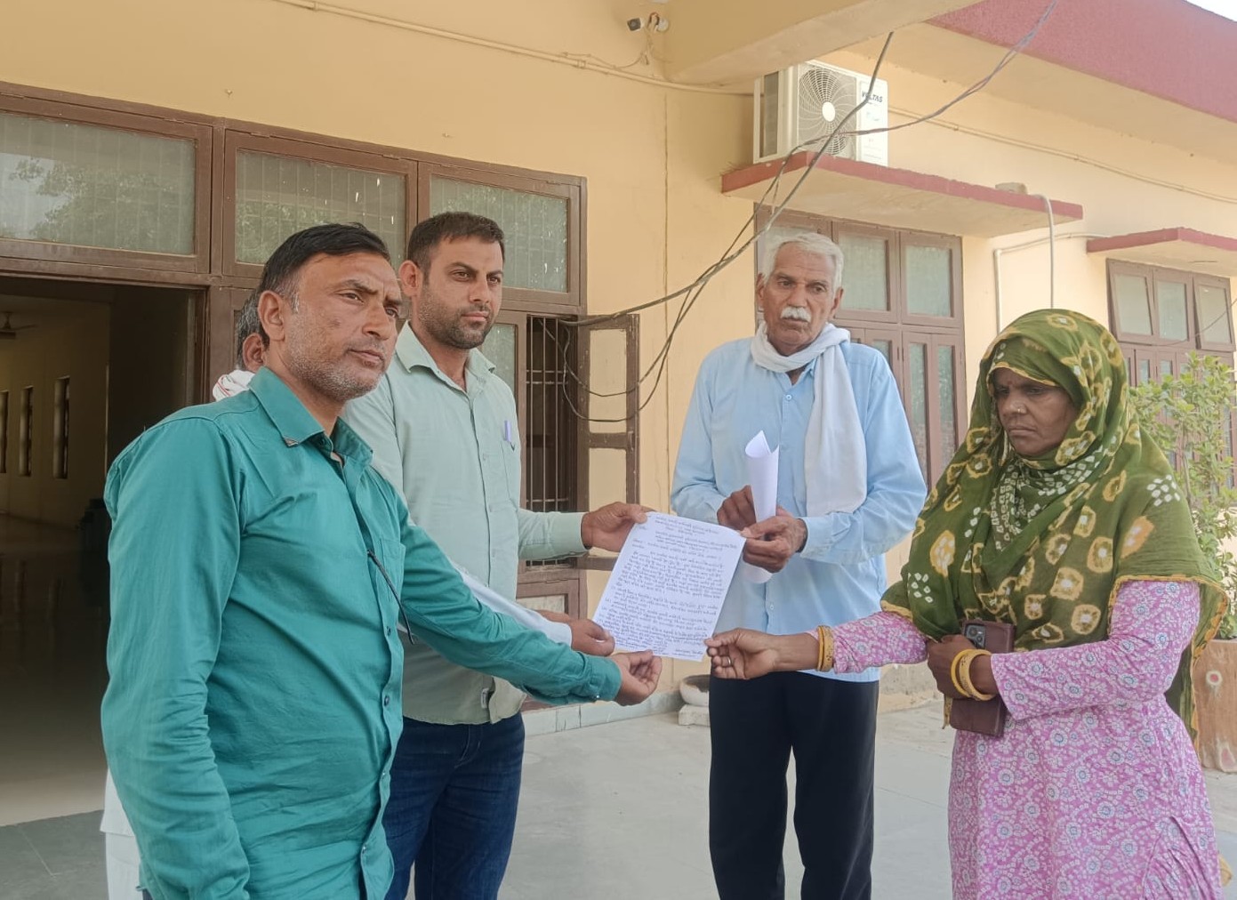 मुख्यमंत्री के नाम ज्ञापन बीडीपीओ सतनाली के माध्यम से एसईपीओ सतनाली को सौंपते ग्रामीण सफाई कर्मचारी यूनियन के पदाधिकारी।