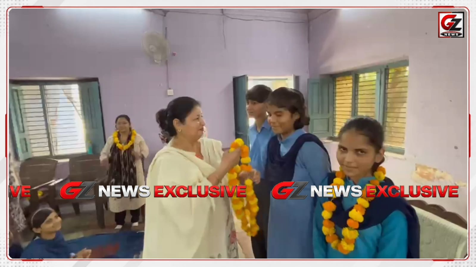 विद्यार्थियों का सम्मान करते अध्यापकगण।