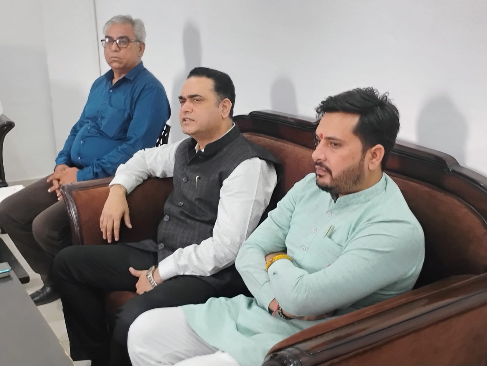 नूंह दौरे के दौरान युवाओं एवं शिक्षाविदों से संवाद करते कार्यवाहक अध्यक्ष शाहिद अख्तर