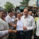 एसडीएम के नाम का तहसीलदार को ज्ञापन सौंपते हुए शहर के लोग।
