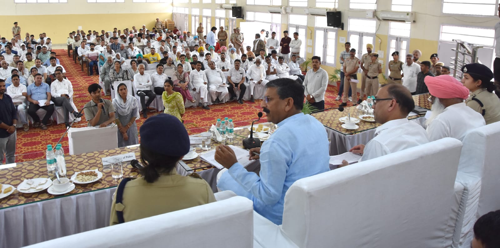फतेहाबाद में ग्रीवेंस कमेटी बैठक के दौरान अधिकारियों को निर्देश देते मंत्री कृष्ण बेदी।