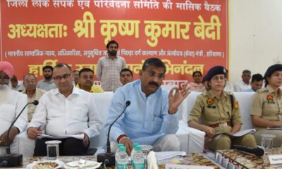 ग्रीवेंस मीटिंग के दौरान शिकायत सुनते हुए कैबिनेट मंत्री कृष्ण बेदी।