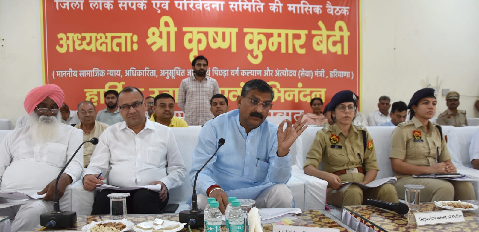 ग्रीवेंस मीटिंग के दौरान शिकायत सुनते हुए कैबिनेट मंत्री कृष्ण बेदी।