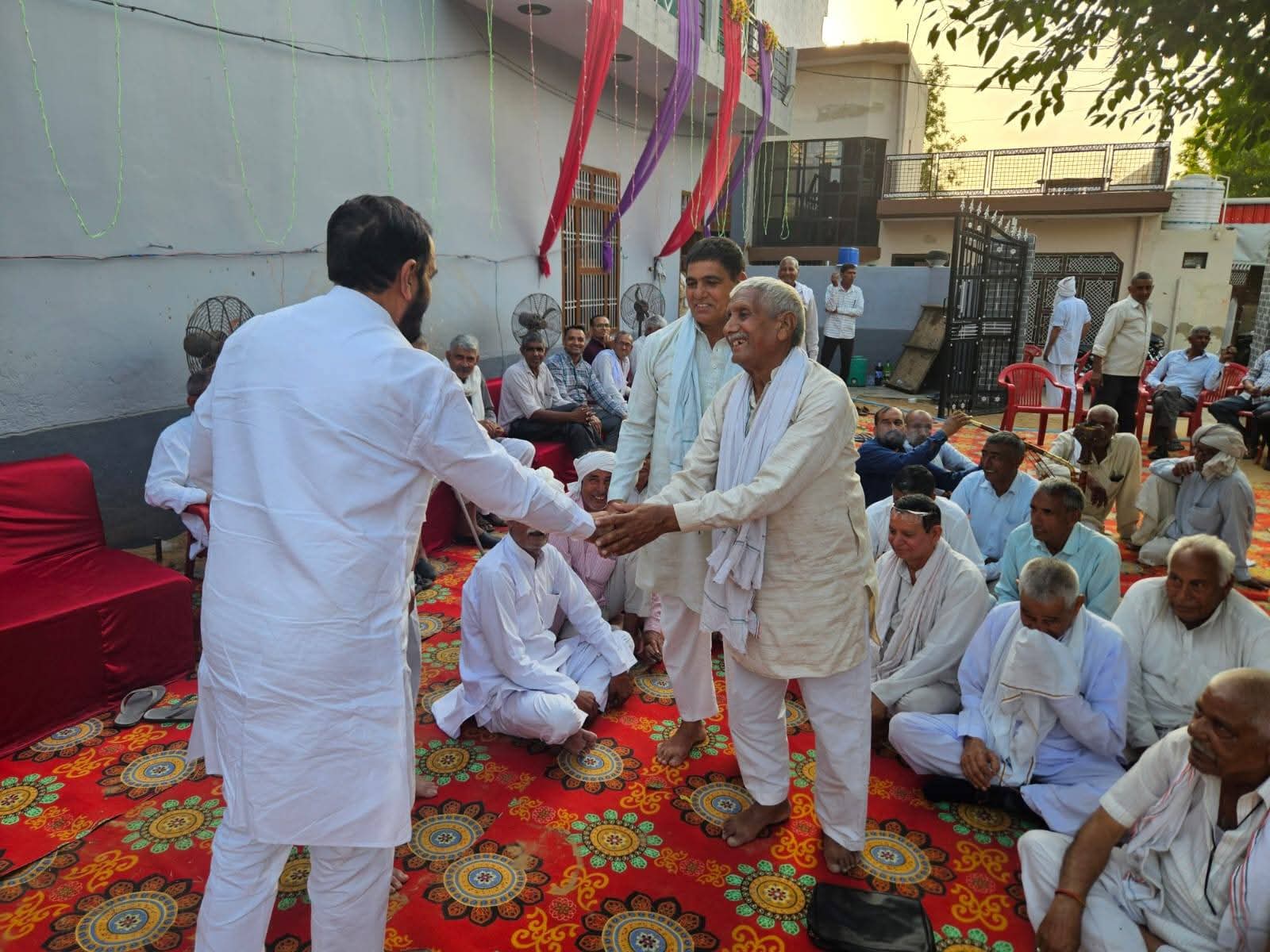 27 मई के विरोध प्रदर्शन को लेकर बैठक करते कांग्रेस कार्यकर्ता एवं पदाधिकारी।