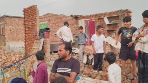 गांव पाठखोरी में तूफान के बाद क्षतिग्रस्त मकान