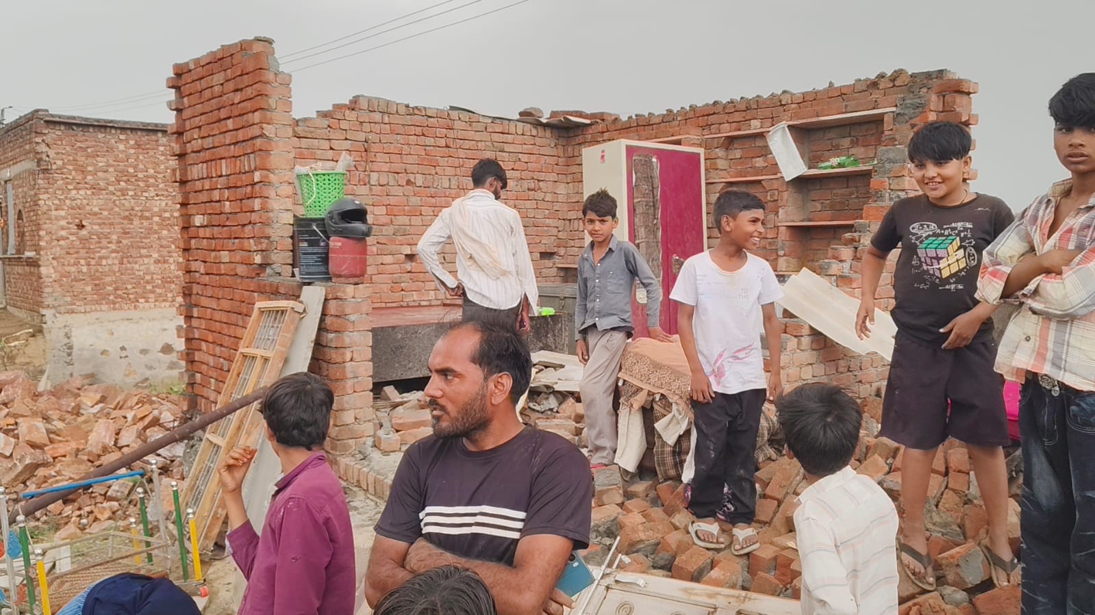 गांव पाठखोरी में तूफान के बाद क्षतिग्रस्त मकान