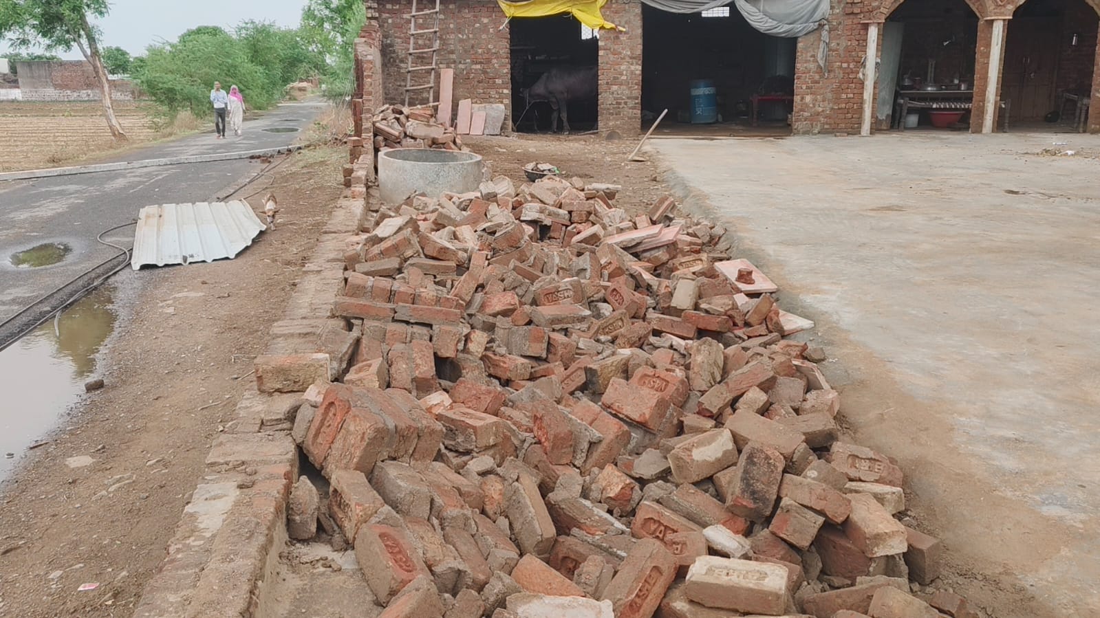 तेज तूफान से क्षतिग्रस्त घर की दीवार
