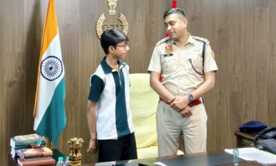 पुलिस अधीक्षक से मुलाकात के दौरान जिले के टॉपर छात्र दीपांशु