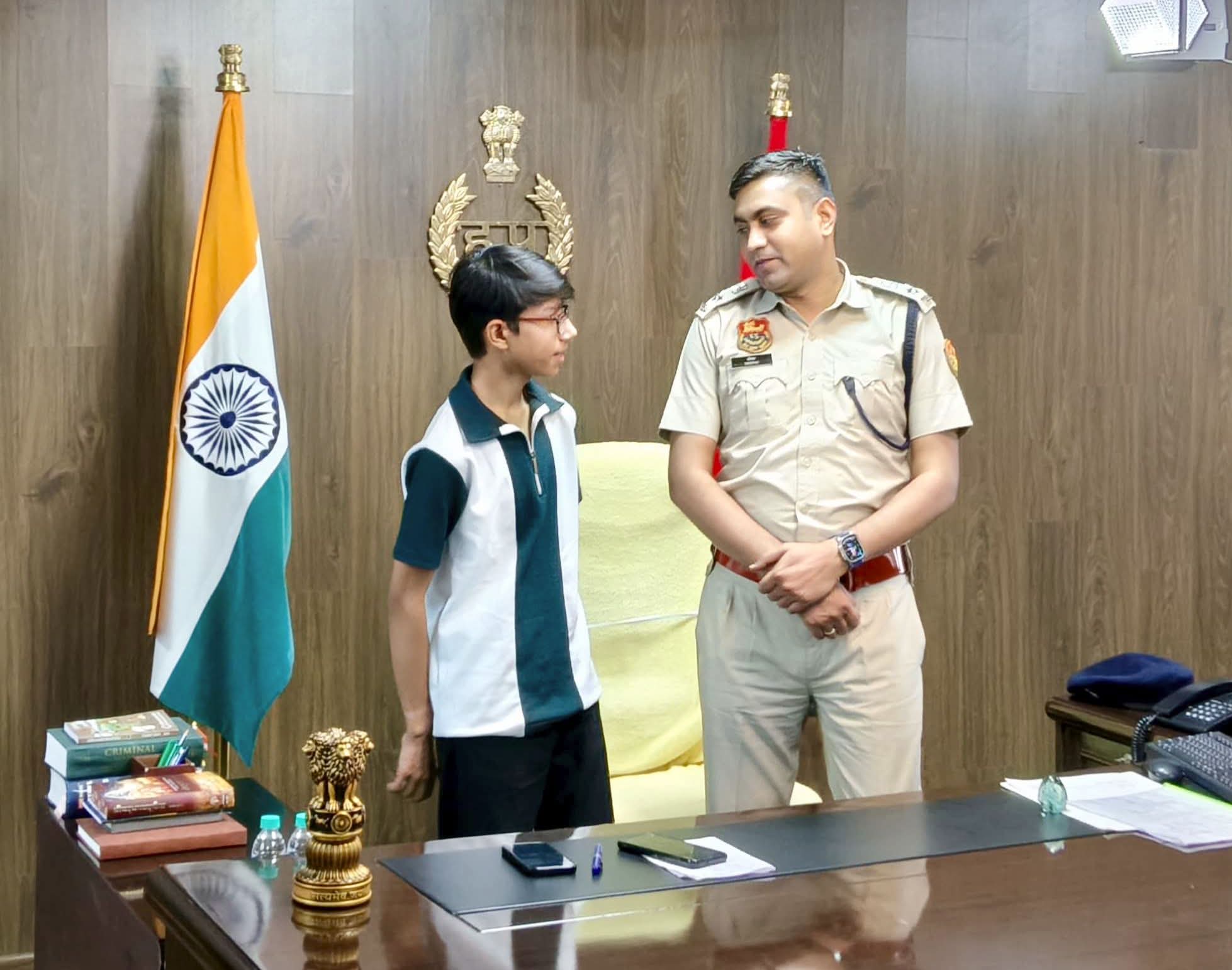 पुलिस अधीक्षक से मुलाकात के दौरान जिले के टॉपर छात्र दीपांशु