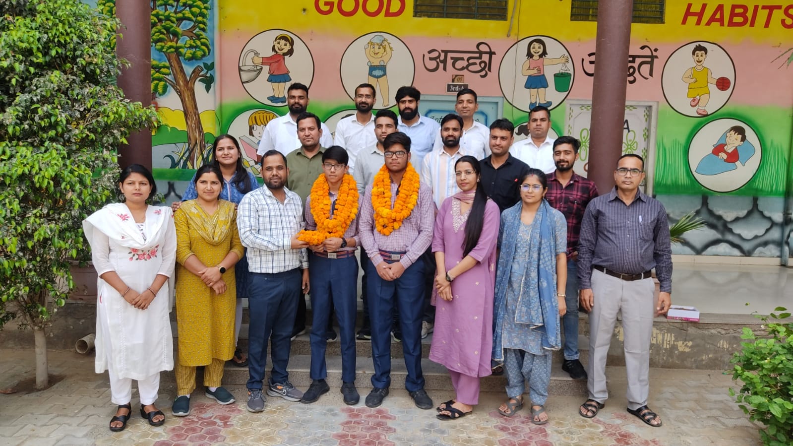 प्रदेश में दूसरे स्थान पर रहने वाले दीपांशु को सम्मानित करता स्कूल स्टाफ।