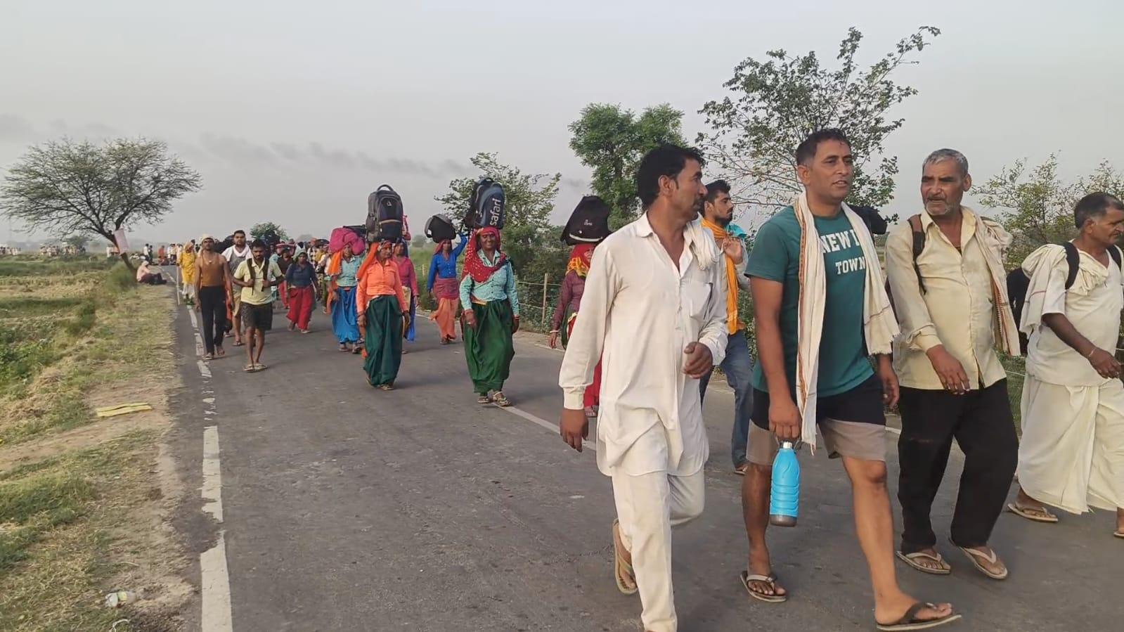 84 कोस परिक्रमा मार्ग पर भीषण गर्मी के बीच बिछौर-नीमका मार्ग से गुजरते श्रद्धालु।