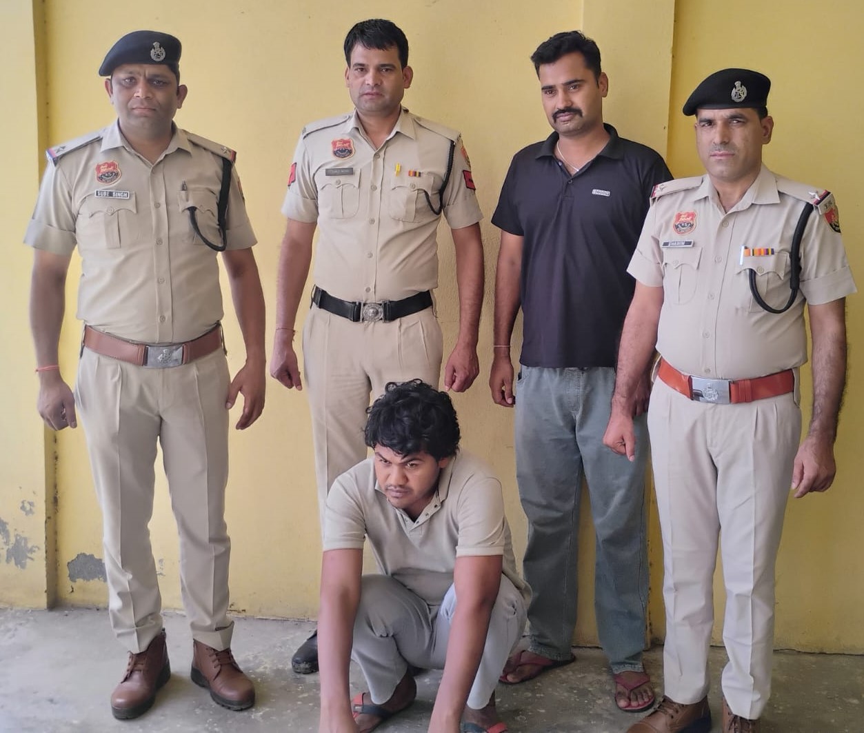 पुलिस ने 653 पेटी बीयर बरामद कर आरोपी चालक को गिरफ्तार किया।