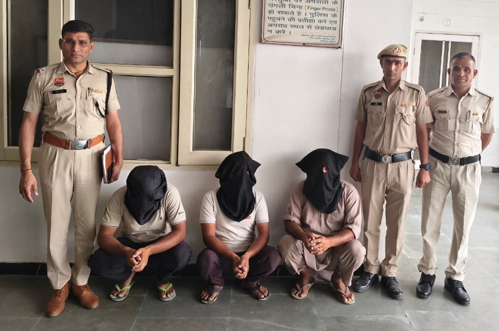 भूना पुलिस द्वारा गिरफ्तार किए गए आरोपी बलजीत सिंह व उसके बेटे सुरेंद्र और माेनू