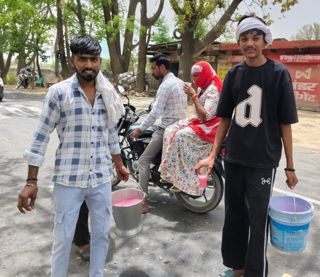 -बिहाली में अटेली-बहरोड़ सड़क मार्ग पर मीठा पानी पिलाते हुए।