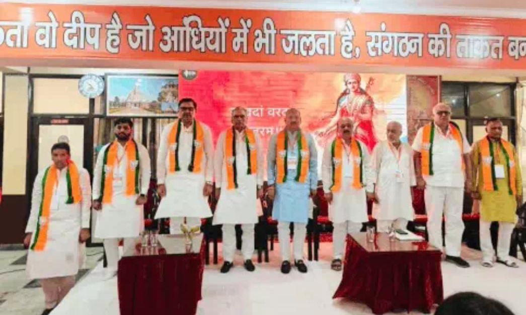 फतेहाबाद बीजेपी के प्रशिक्षण में भाग लेते पदाधिकारी व कार्यकर्ता।