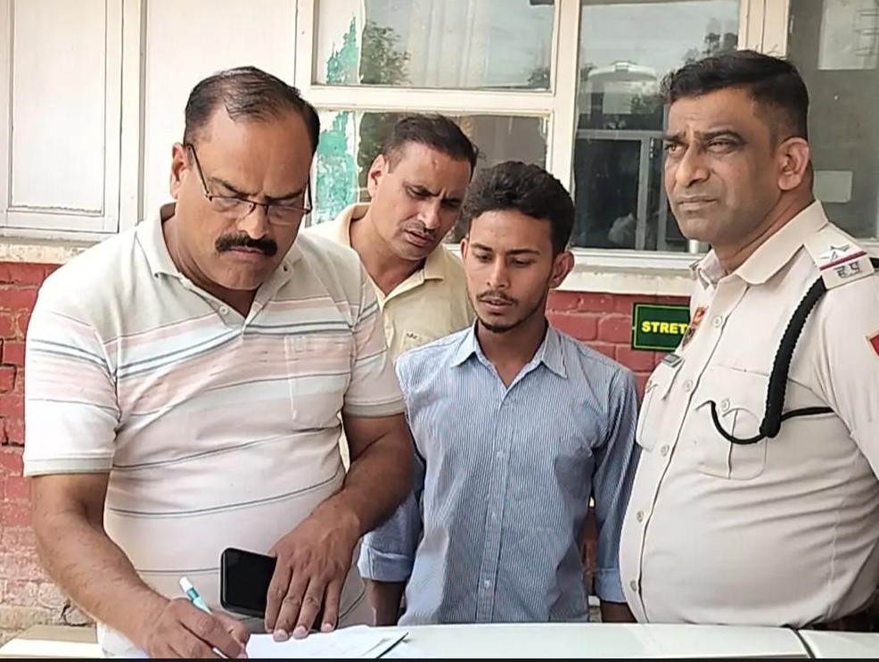 मामले में बयान दर्ज करते हुए पुलिस कर्मचारी