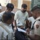 घायल युवक शिंपू से पूछताछ करते पुलिस कर्मी