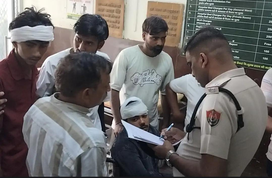 घायल युवक शिंपू से पूछताछ करते पुलिस कर्मी