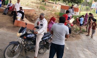 दनचोली गांव में शरबत वितरण शिविर के दौरान राहगीरों को ठंडा शरबत पिलाते युवा।
