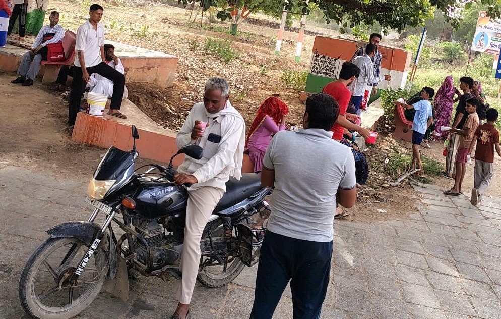 दनचोली गांव में शरबत वितरण शिविर के दौरान राहगीरों को ठंडा शरबत पिलाते युवा।