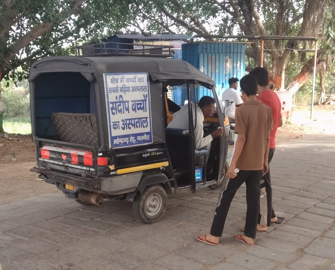 दनचोली में नौतपा की भीषण गर्मी के दौरान राहगीरों को ठंडा शरबत पिलाकर सेवा करते युवा।
