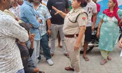 नारनौल में ट्रैफिक नियमों और नशा मुक्ति अभियान के दौरान लोगों को जागरूक करती पुलिस टीम।