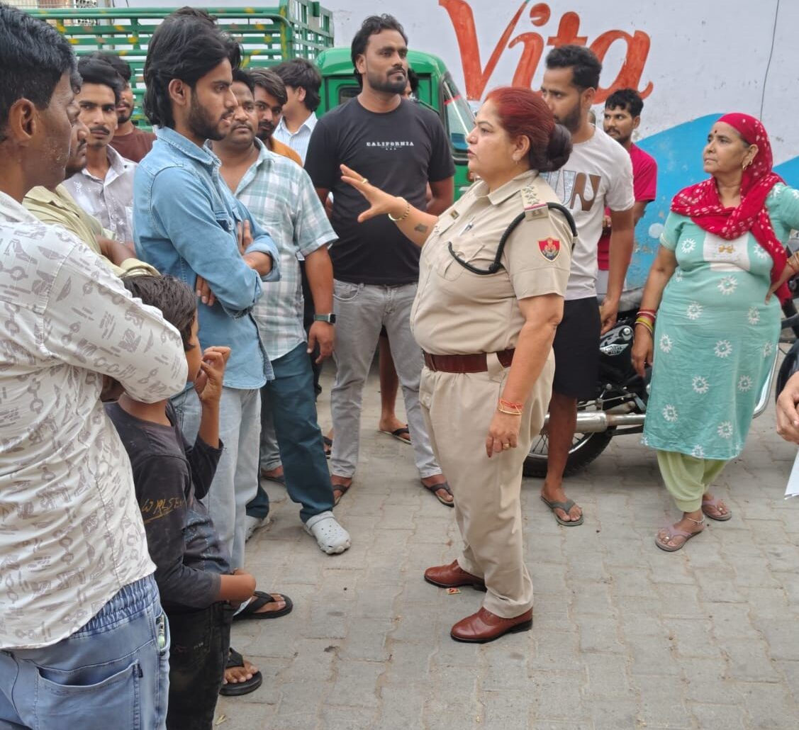 नारनौल में ट्रैफिक नियमों और नशा मुक्ति अभियान के दौरान लोगों को जागरूक करती पुलिस टीम।