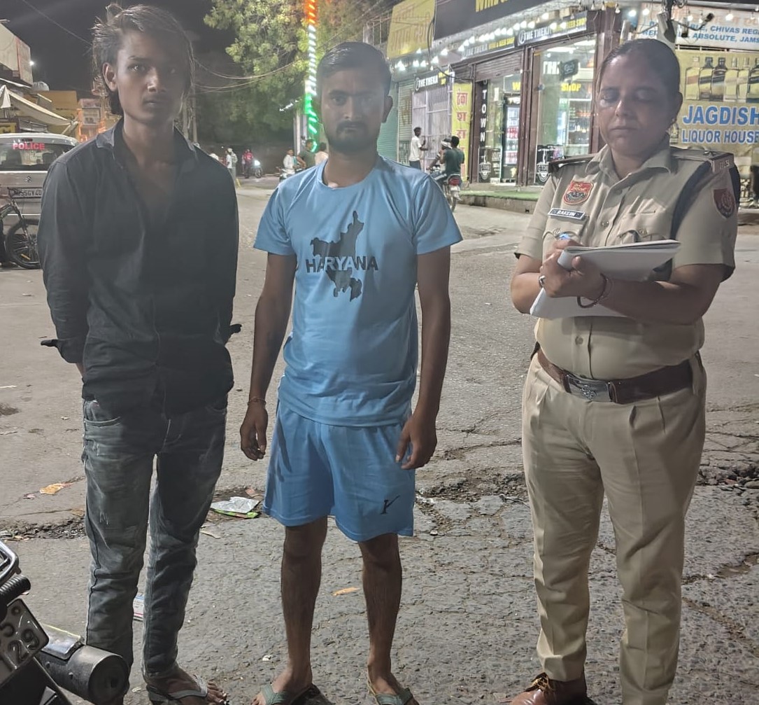 सड़क सुरक्षा अभियान के तहत वाहन चालकों के दस्तावेजों की जांच कर नियमों का पालन करने की हिदायत देती पुलिस टीम।