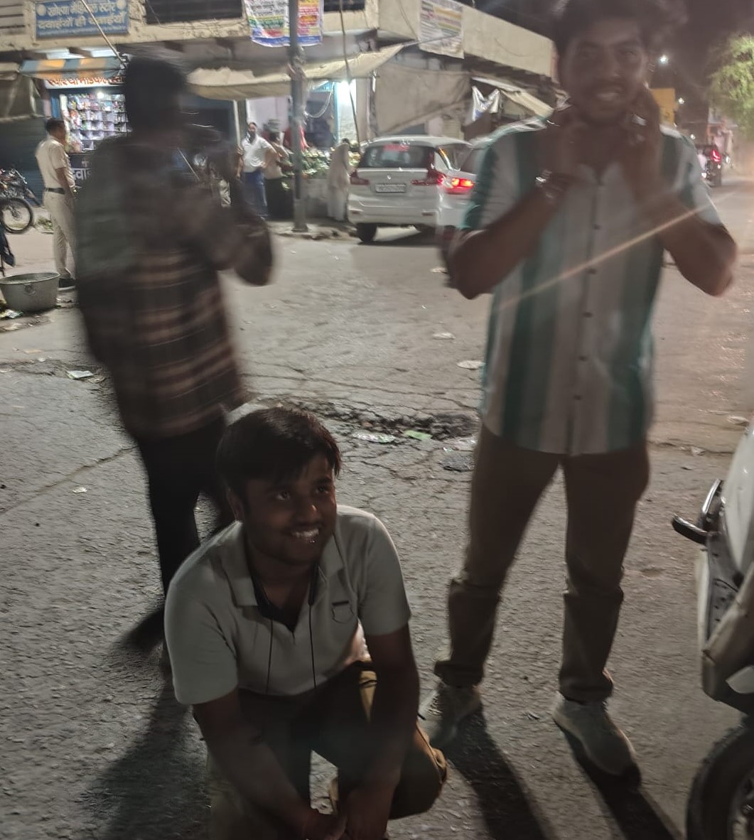 शहर को सुरक्षित और अनुशासित बनाने के उद्देश्य से युवाओं को जागरूक करते हुए पुलिसकर्मी।
