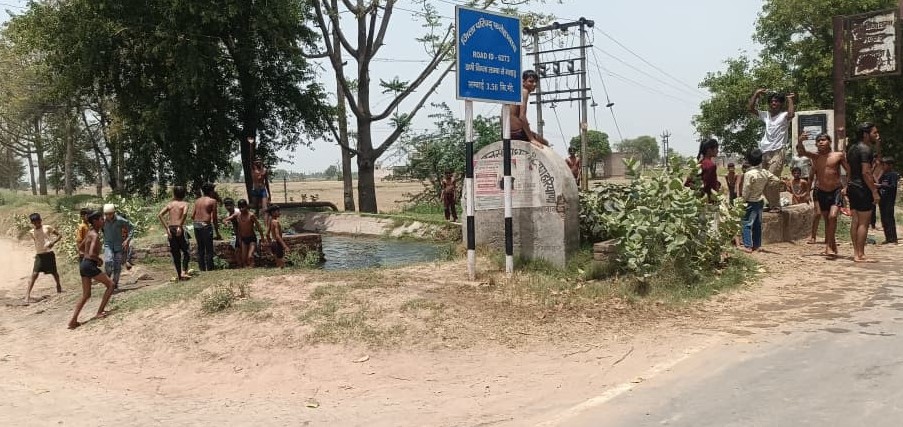 स्कूल छुट्टियों के पहले दिन नहर में मस्ती करते स्कूली बच्चे।