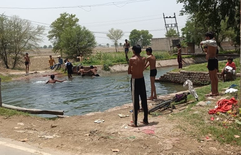 फतेहाबाद की नहर में स्नान करते बच्चों के कारण बढ़ी हादसे की आशंका।