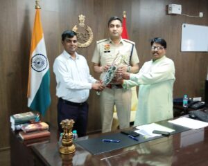 नारनौल में पुलिस अधीक्षक दीपक जेवरिया को बुके भेंट कर सम्मानित करते डॉ. राजेंद्र सैनी और मुकेश सैनी।