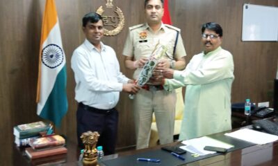 नारनौल में पुलिस अधीक्षक दीपक जेवरिया को बुके भेंट कर सम्मानित करते डॉ. राजेंद्र सैनी और मुकेश सैनी।