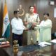 नारनौल में पुलिस अधीक्षक दीपक जेवरिया को बुके भेंट कर सम्मानित करते डॉ. राजेंद्र सैनी और मुकेश सैनी।
