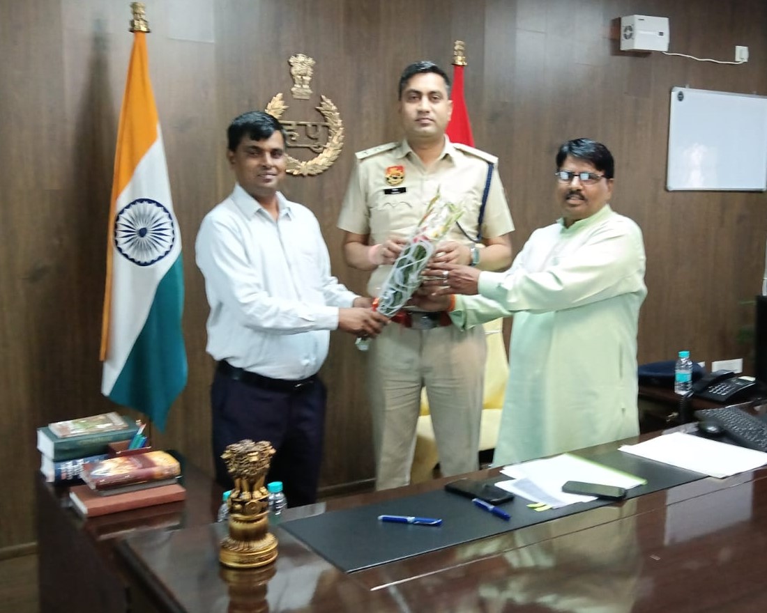 नारनौल में पुलिस अधीक्षक दीपक जेवरिया को बुके भेंट कर सम्मानित करते डॉ. राजेंद्र सैनी और मुकेश सैनी।