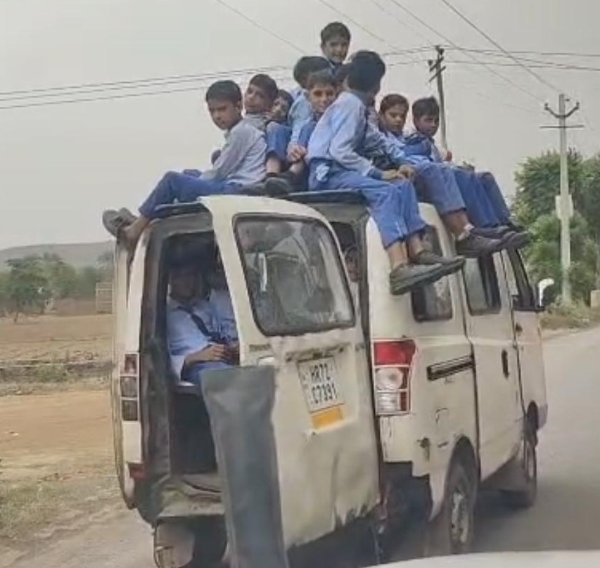 नूंह में स्कूली बच्चों को क्षमता से अधिक बैठाकर ले जा रही टाटा मैजिक