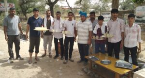 सतनाली में गर्मी के दौरान राहगीरों को मीठा और नींबू पानी वितरित करते श्याम पाइप एजेंसी के सदस्य।